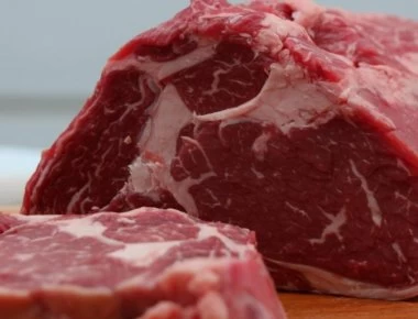 Το απλό κόλπο για να ξεπαγώσετε το κρέας σε μόλις 10 λεπτά (βίντεο)